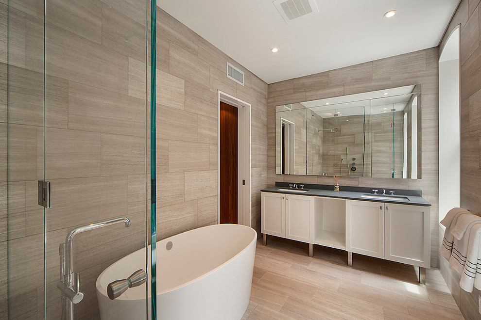 Ejemplo de cuarto de baño contemporáneo con bañera exenta