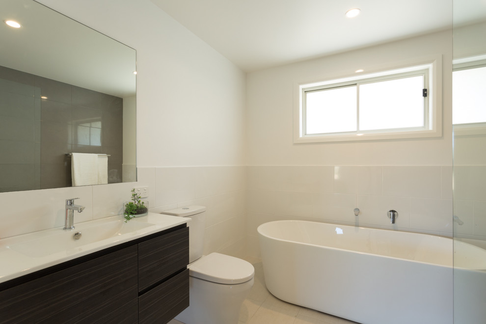 Esempio di una stanza da bagno padronale minimal di medie dimensioni con vasca freestanding, doccia aperta, WC a due pezzi, pavimento con piastrelle in ceramica, lavabo integrato e doccia aperta