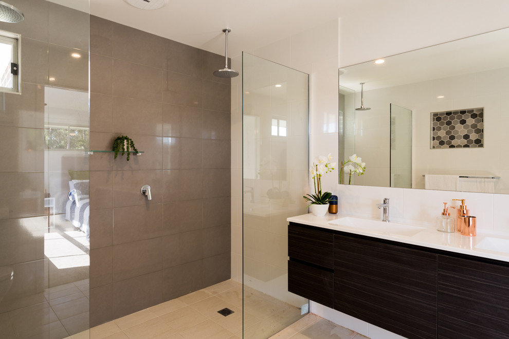 Immagine di una stanza da bagno padronale contemporanea di medie dimensioni con doccia doppia, WC a due pezzi, piastrelle in ceramica, pavimento con piastrelle in ceramica, lavabo integrato e doccia aperta
