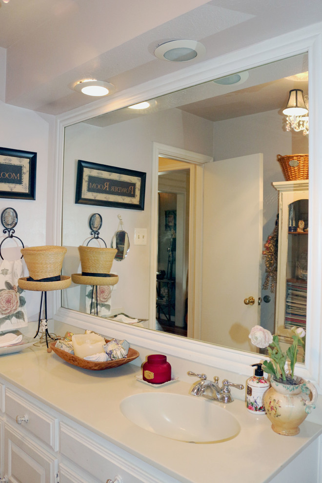 Cette photo montre une salle de bain romantique de taille moyenne pour enfant avec un placard avec porte à panneau encastré, des portes de placard blanches, une baignoire en alcôve, un combiné douche/baignoire, un mur gris, un lavabo intégré et un plan de toilette en marbre.