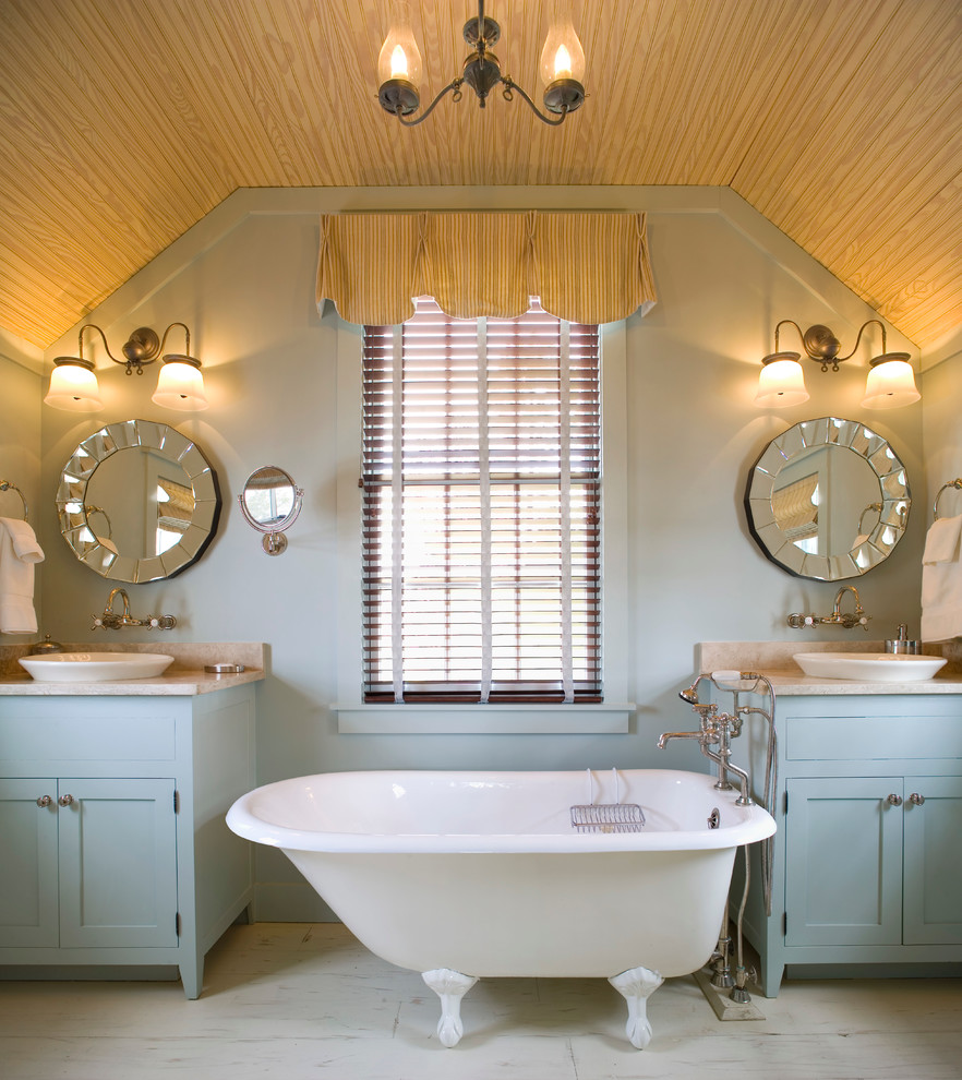 Свежая идея для дизайна: ванная комната в стиле кантри с ванной на ножках и настольной раковиной - отличное фото интерьера