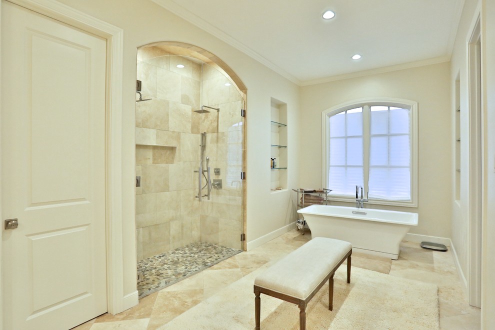 Идея дизайна: большая главная ванная комната в стиле неоклассика (современная классика) с отдельно стоящей ванной, душем в нише, бежевой плиткой, плиткой из известняка, бежевыми стенами, полом из травертина, бежевым полом и душем с распашными дверями