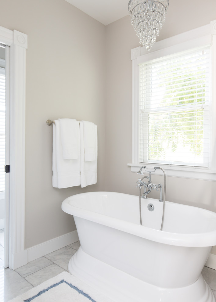 Imagen de cuarto de baño principal tradicional con bañera con patas, baldosas y/o azulejos grises, paredes grises, suelo de mármol y suelo gris