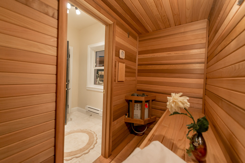 Modelo de sauna contemporánea de tamaño medio con suelo de madera en tonos medios y suelo marrón