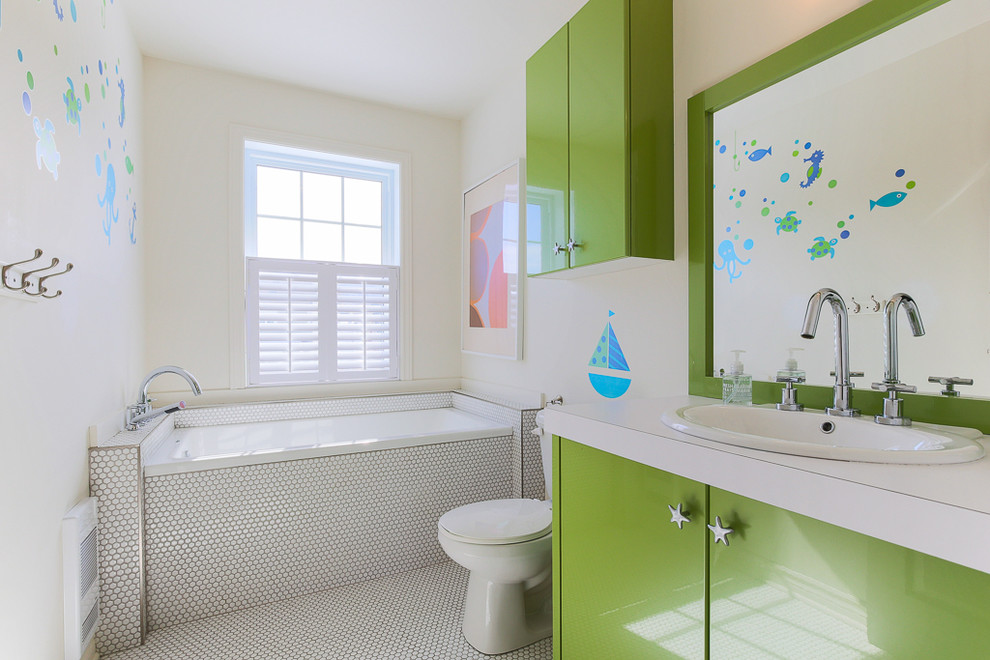 Cette photo montre une petite salle de bain tendance pour enfant avec un mur blanc et un sol en carrelage de céramique.