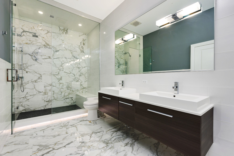 Cette photo montre une salle de bain tendance avec un placard à porte plane, un carrelage blanc, un mur bleu, un plan vasque, un sol blanc et une cabine de douche à porte battante.