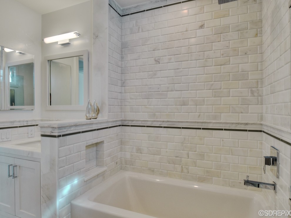 Idéer för små maritima badrum för barn, med ett undermonterad handfat, skåp i shakerstil, vita skåp, marmorbänkskiva, ett badkar i en alkov, en dusch/badkar-kombination, en vägghängd toalettstol, vit kakel, stenkakel, vita väggar och marmorgolv