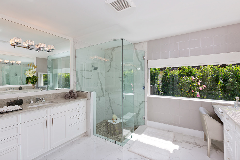 Idées déco pour une salle de bain contemporaine avec un lavabo encastré, des portes de placard blanches, un mur gris et un placard avec porte à panneau encastré.