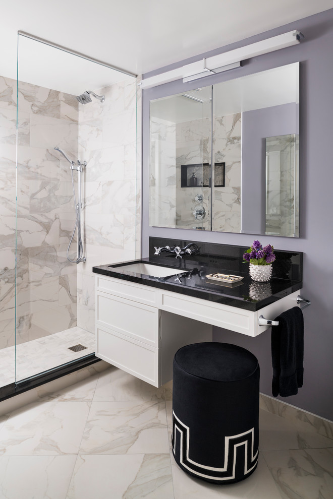Exemple d'une petite salle de bain tendance avec un mur violet, un plan de toilette noir, un placard avec porte à panneau encastré, des portes de placard blanches, un carrelage blanc, du carrelage en marbre, un sol en marbre, un lavabo encastré, un sol blanc et un plan de toilette en surface solide.