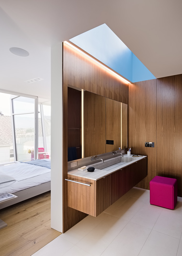 Foto di una stanza da bagno padronale design con ante lisce, ante in legno bruno, pareti marroni, lavabo rettangolare e pavimento beige