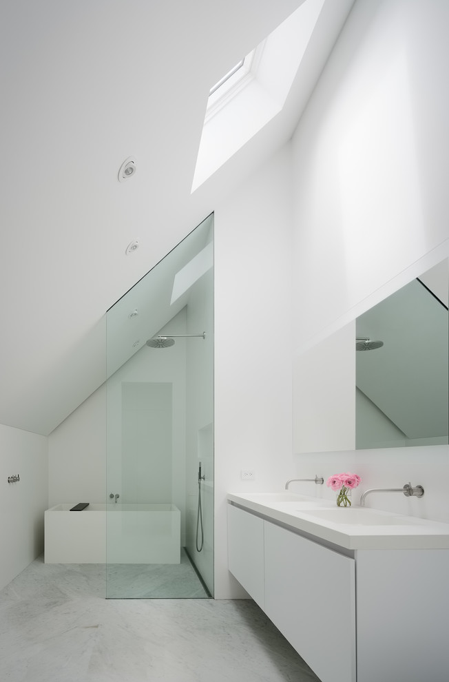 Design ideas for a modern bathroom in San Francisco.