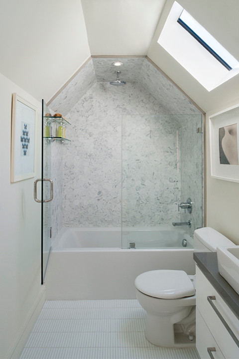 Esempio di una stanza da bagno moderna con ante lisce e ante bianche