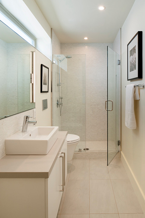 Foto di una stanza da bagno minimalista con ante lisce e ante bianche