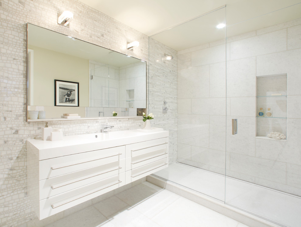 ニューヨークにあるモダンスタイルのおしゃれな浴室 (フラットパネル扉のキャビネット、白いキャビネット、アルコーブ型シャワー、白いタイル) の写真