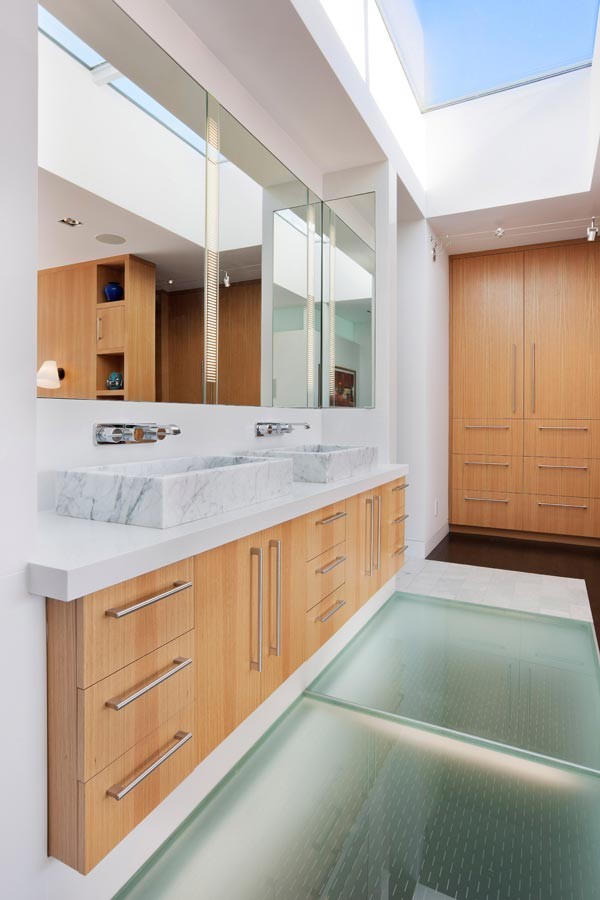 Esempio di una stanza da bagno padronale design di medie dimensioni con lavabo sospeso, top in marmo, piastrelle bianche, pareti bianche, ante lisce, ante in legno chiaro, piastrelle in gres porcellanato e pavimento in marmo