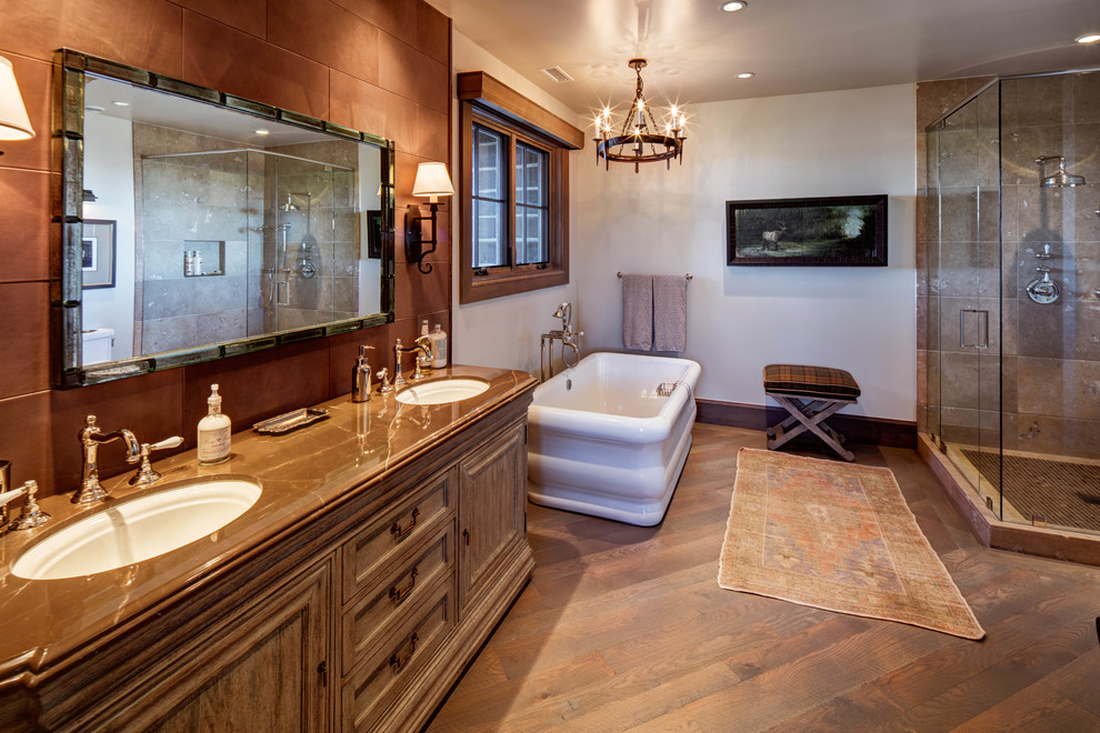 Esempio di una stanza da bagno con doccia stile rurale di medie dimensioni con ante in legno scuro, vasca ad alcova, vasca/doccia, piastrelle grigie, pareti marroni e lavabo a bacinella