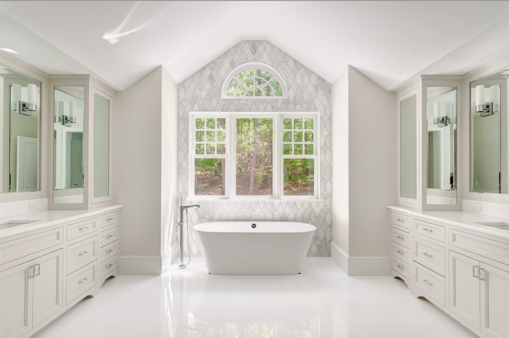 Стильный дизайн: огромная главная ванная комната в классическом стиле с фасадами островного типа, белыми фасадами, отдельно стоящей ванной, угловым душем, белой плиткой, стеклянной плиткой, белыми стенами, мраморным полом, накладной раковиной, столешницей из искусственного камня, белым полом, душем с распашными дверями и белой столешницей - последний тренд