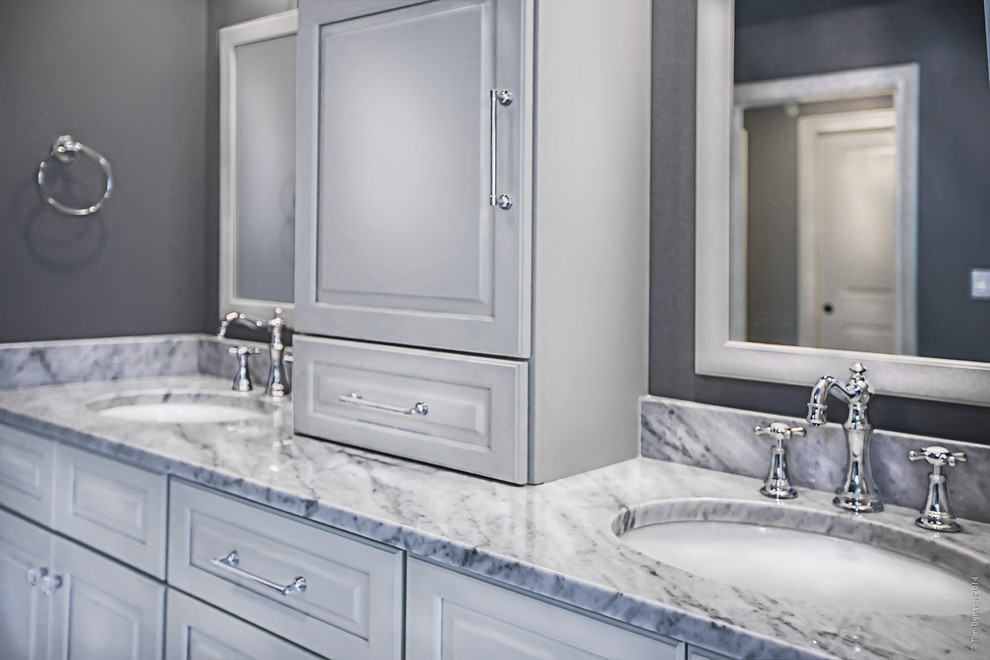 Diseño de cuarto de baño principal tradicional grande con lavabo encastrado, armarios con paneles con relieve, puertas de armario blancas, baldosas y/o azulejos multicolor y paredes grises