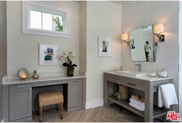 Источник вдохновения для домашнего уюта: большая детская ванная комната в стиле модернизм с столешницей из известняка, белой плиткой, керамогранитной плиткой, белыми стенами и полом из керамогранита