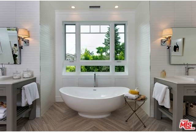 Пример оригинального дизайна: большая детская ванная комната в стиле модернизм с столешницей из известняка, белой плиткой, керамогранитной плиткой, белыми стенами и полом из известняка