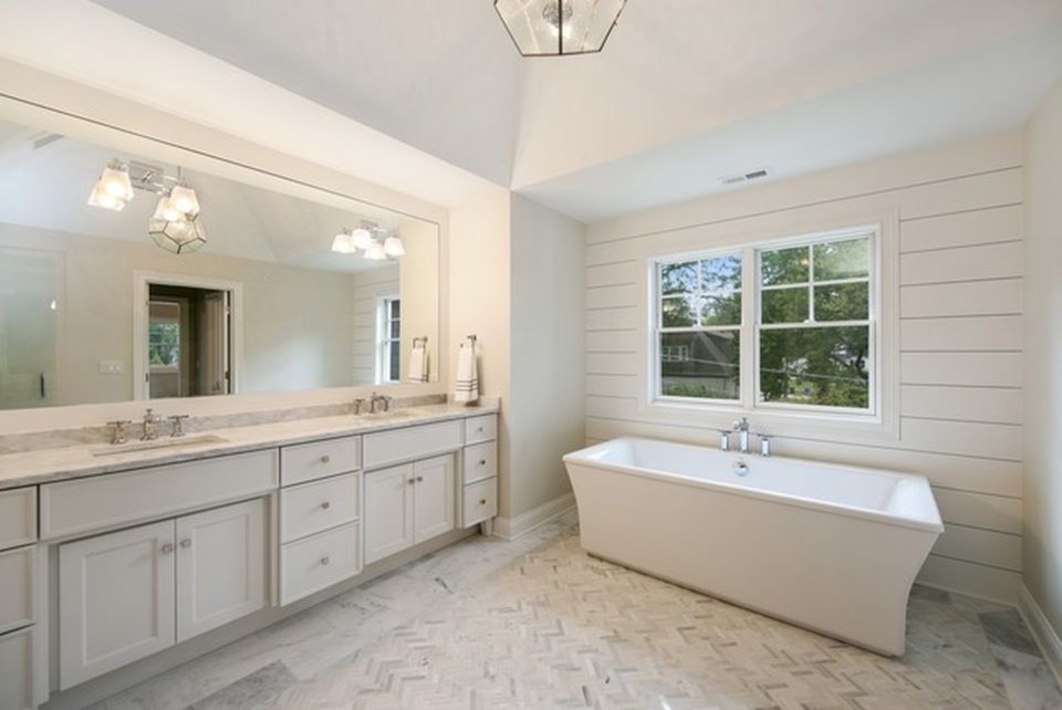 Idéer för att renovera ett stort funkis vit vitt en-suite badrum, med skåp i shakerstil, vita skåp, ett fristående badkar, grå väggar, marmorgolv, ett undermonterad handfat, marmorbänkskiva och lila golv