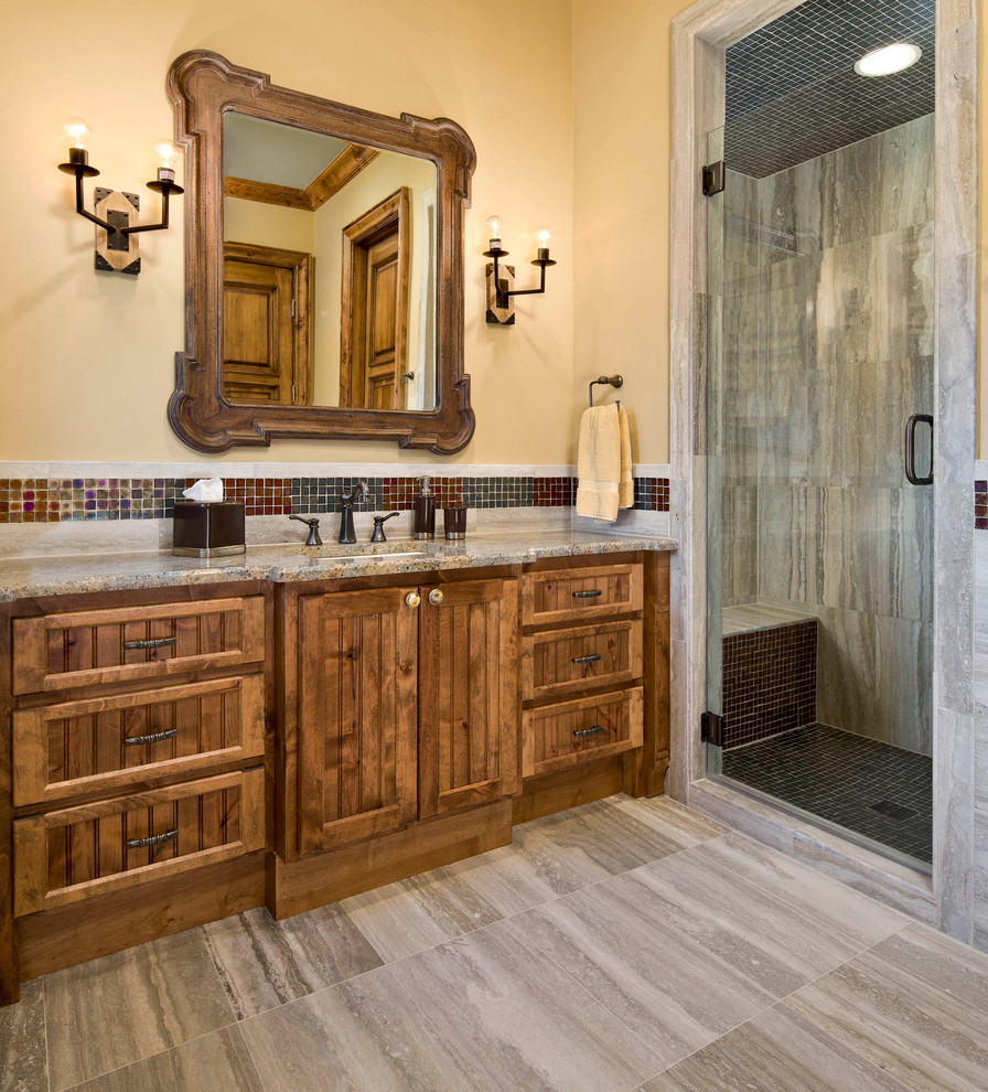 Foto di una stanza da bagno classica con top in granito
