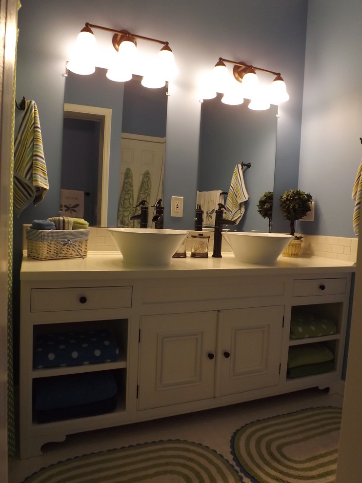 Foto di una piccola stanza da bagno per bambini tradizionale con consolle stile comò, ante bianche, top in legno, vasca freestanding, piastrelle bianche e piastrelle in ceramica