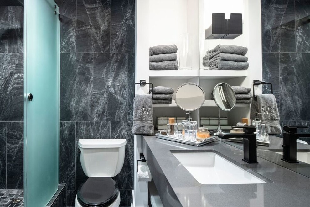 Idéer för mellanstora funkis grått badrum med dusch, med öppna hyllor, vita skåp, en dusch i en alkov, en toalettstol med hel cisternkåpa, svart och vit kakel, marmorkakel, svarta väggar, marmorgolv, ett nedsänkt handfat, granitbänkskiva, grått golv och dusch med skjutdörr