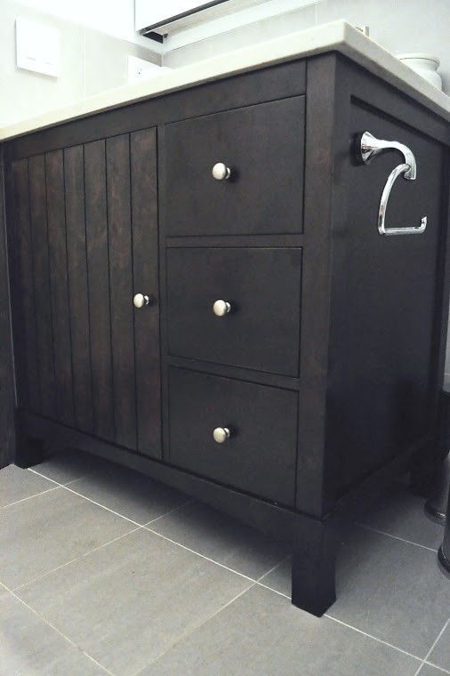 Foto på ett litet funkis en-suite badrum, med ett fristående handfat, skåp i mörkt trä, bänkskiva i kvarts, grå kakel och porslinskakel