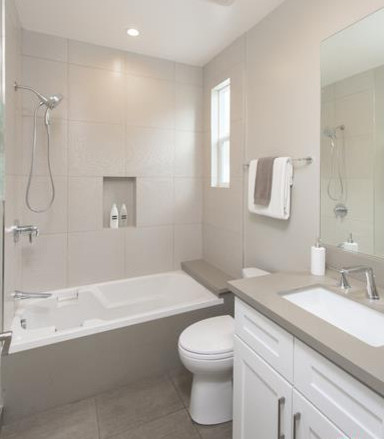 Inspiration för ett mellanstort vintage badrum med dusch, med skåp i shakerstil, vita skåp, en dusch/badkar-kombination, en toalettstol med separat cisternkåpa, spegel istället för kakel, grå väggar, travertin golv, ett undermonterad handfat, laminatbänkskiva, grått golv och med dusch som är öppen