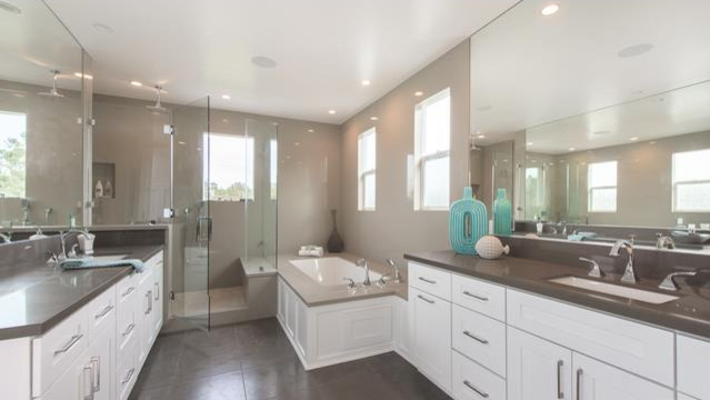 Источник вдохновения для домашнего уюта: большая главная ванная комната в стиле неоклассика (современная классика) с фасадами в стиле шейкер, белыми фасадами, угловой ванной, угловым душем, раздельным унитазом, зеркальной плиткой, серыми стенами, бетонным полом, врезной раковиной, столешницей из ламината, серым полом и душем с распашными дверями