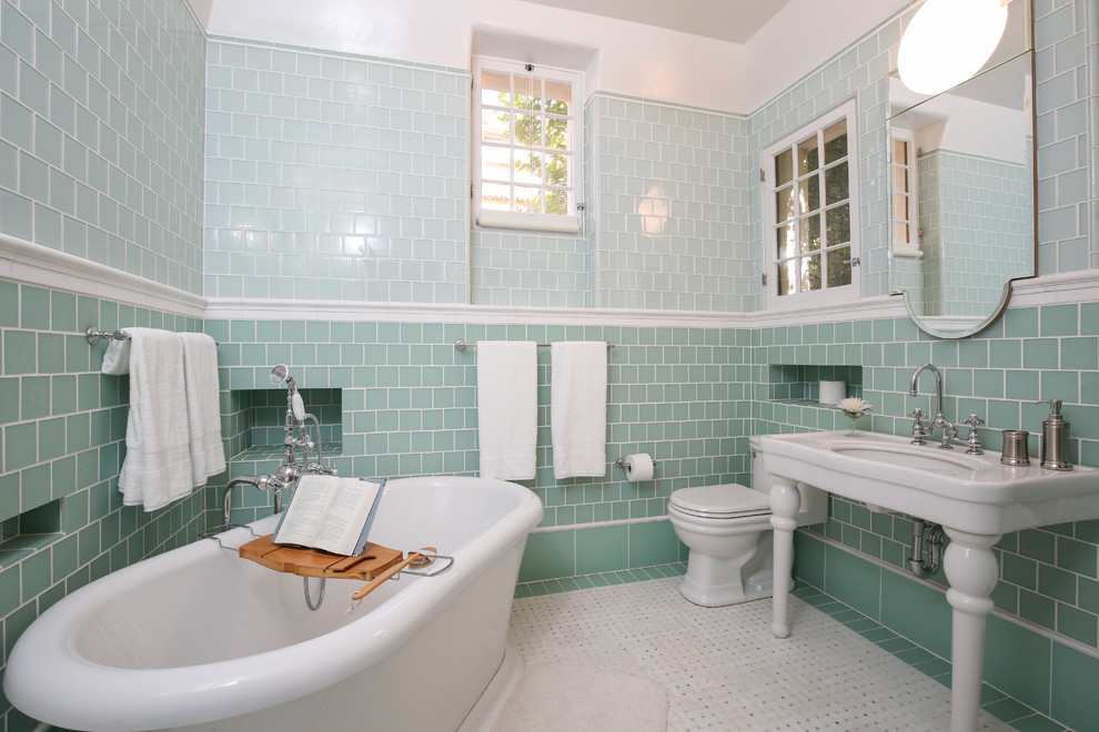 Idee per una stanza da bagno padronale minimalista di medie dimensioni con vasca freestanding, piastrelle verdi, doccia alcova, WC a due pezzi, piastrelle di vetro, pareti verdi, pavimento con piastrelle in ceramica e lavabo sottopiano