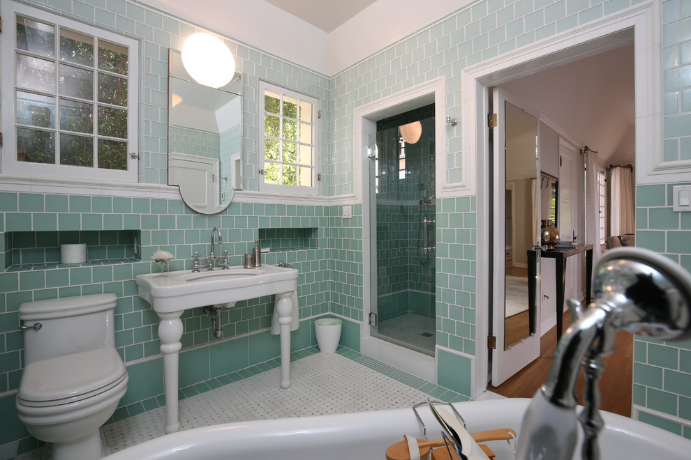 На фото: главная ванная комната среднего размера в стиле модернизм с отдельно стоящей ванной, душем в нише, раздельным унитазом, зеленой плиткой, стеклянной плиткой, зелеными стенами, полом из керамической плитки и врезной раковиной