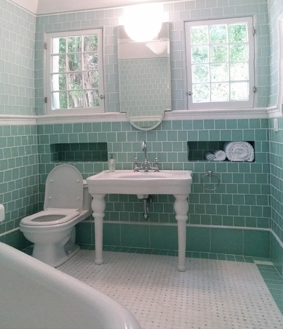 Idee per una grande stanza da bagno padronale classica con lavabo a consolle, vasca freestanding, WC a due pezzi, piastrelle verdi, piastrelle di vetro, pareti grigie, pavimento in marmo e doccia alcova