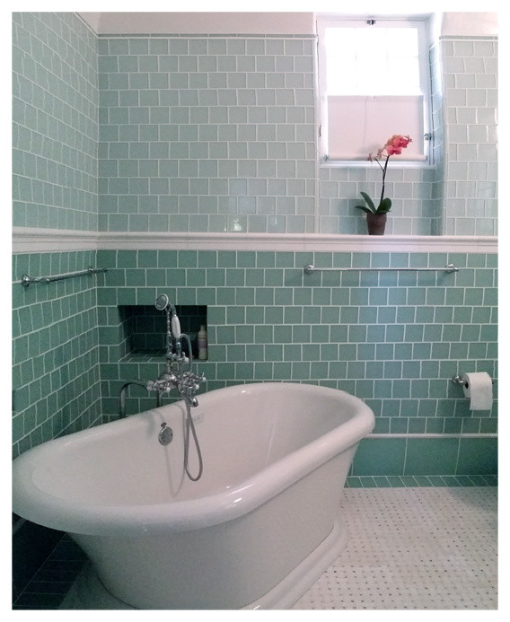 Immagine di una grande stanza da bagno padronale classica con lavabo a consolle, vasca freestanding, WC a due pezzi, piastrelle verdi, piastrelle di vetro, pareti grigie, pavimento in marmo e doccia alcova