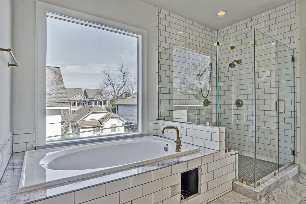 Пример оригинального дизайна: маленькая главная ванная комната в современном стиле с фасадами в стиле шейкер, серыми фасадами, накладной ванной, угловым душем, белой плиткой, плиткой кабанчик, белыми стенами, мраморным полом, врезной раковиной, столешницей из искусственного камня, душем с распашными дверями и белой столешницей для на участке и в саду