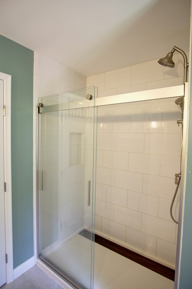 Пример оригинального дизайна: главная ванная комната среднего размера в стиле неоклассика (современная классика) с фасадами в стиле шейкер, белыми фасадами, душем в нише, унитазом-моноблоком, серой плиткой, керамической плиткой, зелеными стенами, полом из керамической плитки, монолитной раковиной и столешницей из гранита