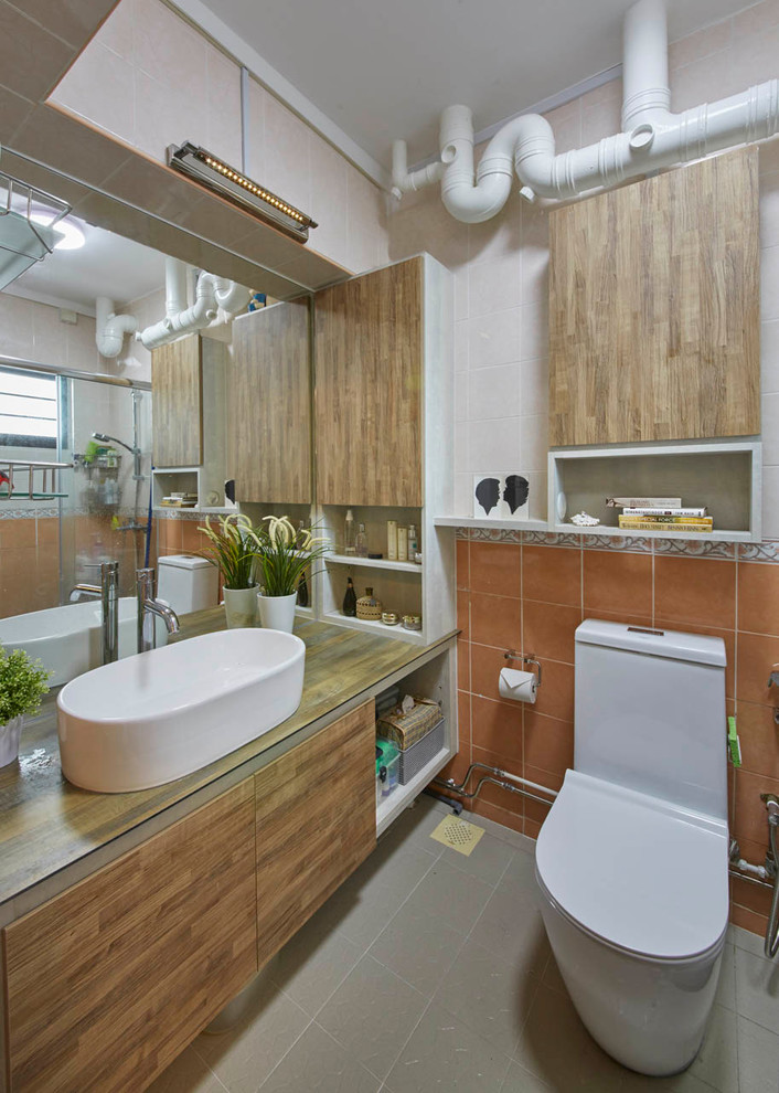 Ispirazione per una stanza da bagno con doccia minimalista di medie dimensioni con ante in legno scuro, doccia aperta, WC monopezzo, piastrelle in ceramica, pareti beige, lavabo da incasso e top in legno