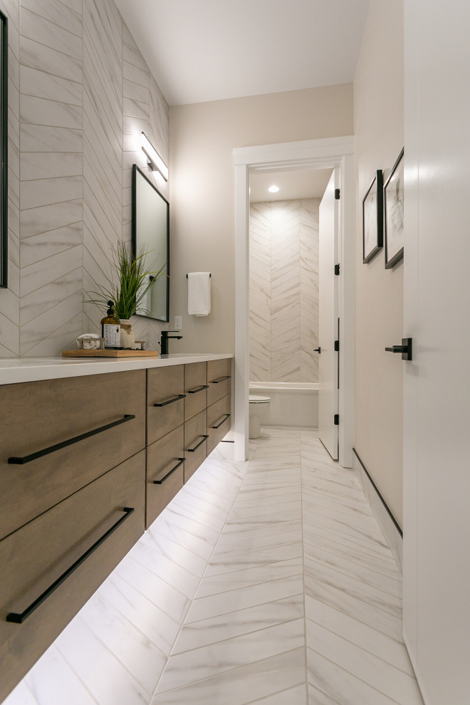 Идея дизайна: ванная комната в стиле модернизм с бежевыми стенами, светлым паркетным полом и коричневым полом