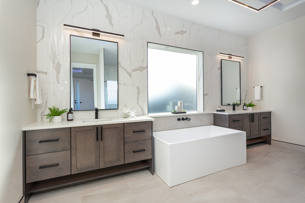 Idee per una stanza da bagno minimalista con pareti beige, parquet chiaro e pavimento marrone
