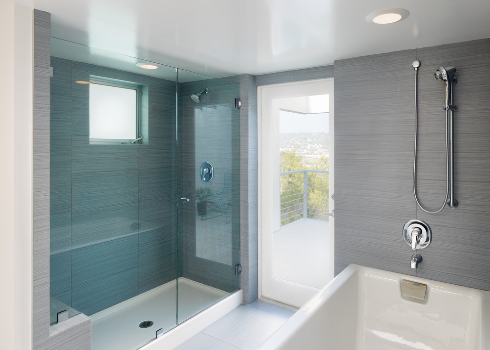 Источник вдохновения для домашнего уюта: ванная комната в современном стиле с душем в нише и серой плиткой