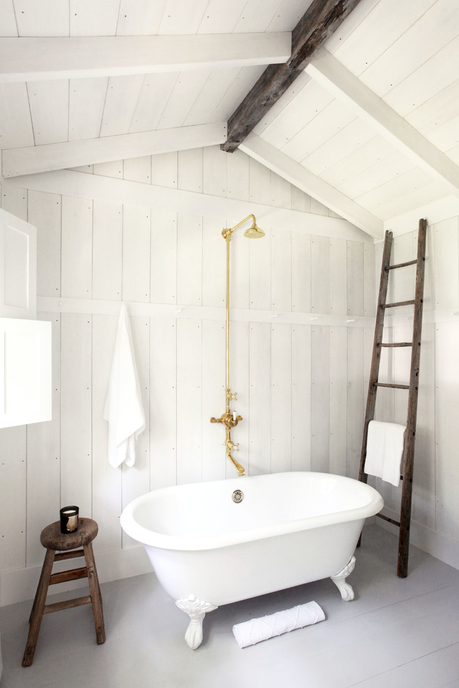 Mittelgroßes Landhaus Badezimmer En Suite mit Löwenfuß-Badewanne, weißer Wandfarbe und gebeiztem Holzboden in New York