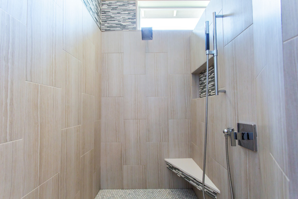 Exemple d'une grande salle de bain principale chic en bois foncé avec une vasque, un placard à porte shaker, un plan de toilette en granite, une baignoire en alcôve, une douche ouverte, WC séparés, un carrelage gris, un mur gris et un sol en marbre.