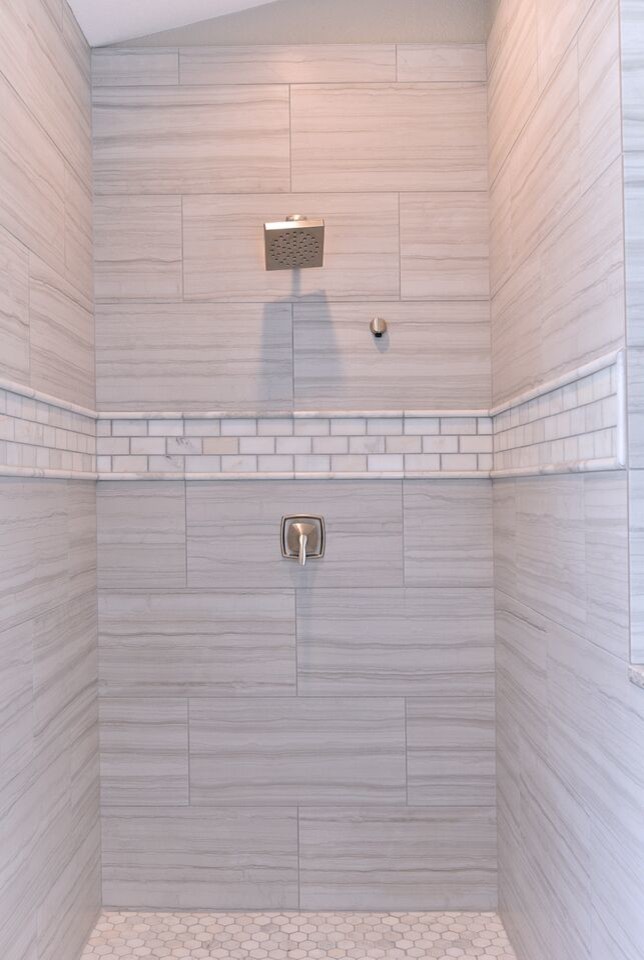 Mittelgroßes Klassisches Duschbad mit Schrankfronten im Shaker-Stil, weißen Schränken, Granit-Waschbecken/Waschtisch, Unterbauwaschbecken, bodengleicher Dusche, beiger Wandfarbe und dunklem Holzboden in Phoenix