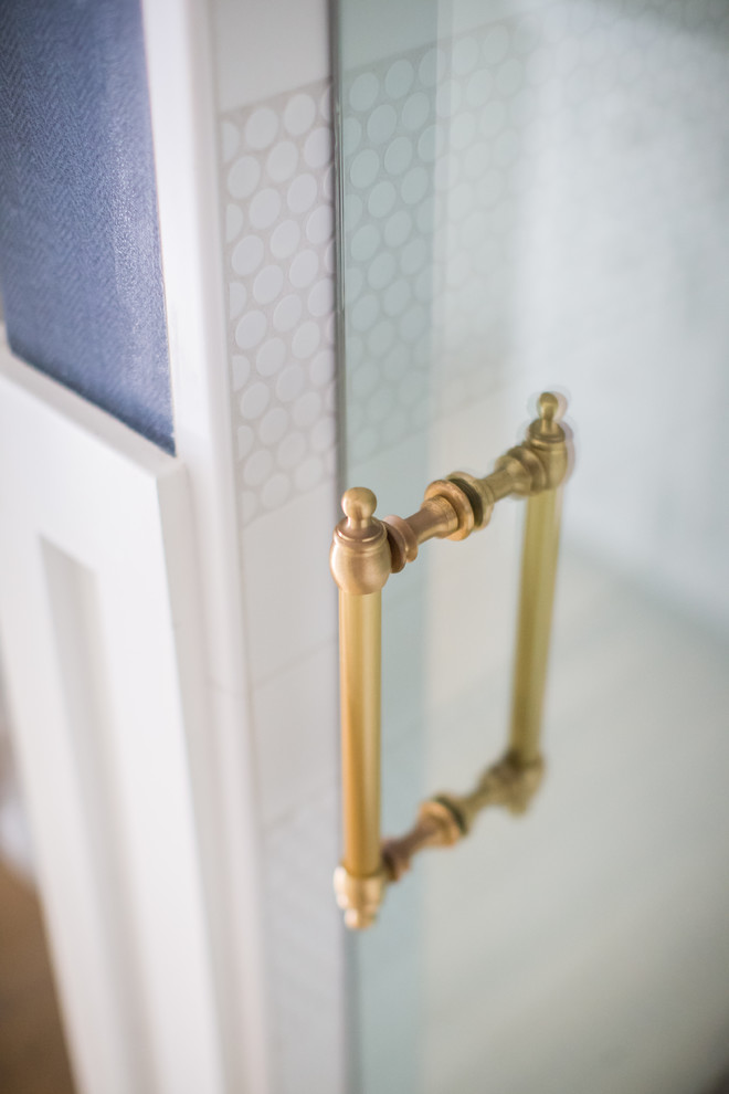 Inspiration för ett vintage badrum, med luckor med lamellpanel, vita skåp, en dusch i en alkov, kakel i småsten, blå väggar, marmorbänkskiva och dusch med gångjärnsdörr