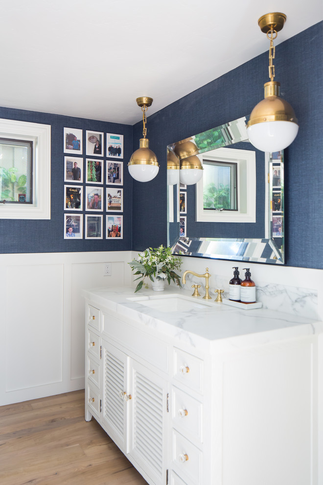 На фото: ванная комната в стиле неоклассика (современная классика) с фасадами с филенкой типа жалюзи, белыми фасадами, синими стенами и мраморной столешницей с