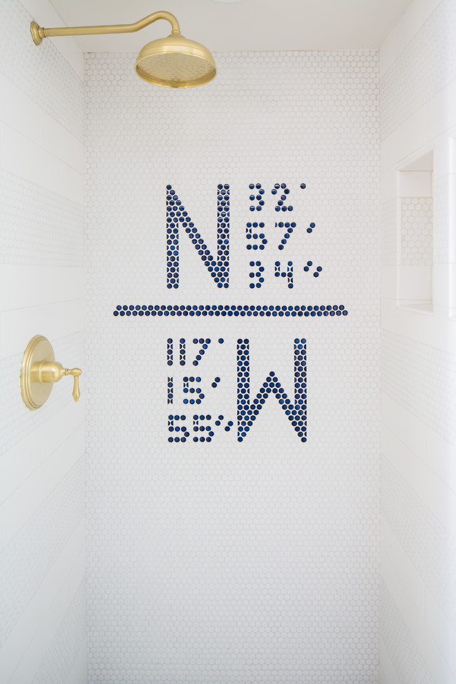 Идея дизайна: ванная комната в стиле неоклассика (современная классика) с фасадами с филенкой типа жалюзи, белыми фасадами, душем в нише, галечной плиткой, синими стенами, мраморной столешницей и душем с распашными дверями