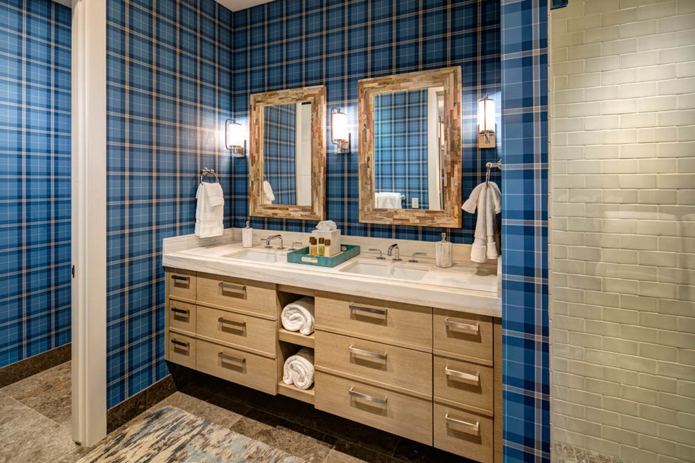 Esempio di una grande stanza da bagno per bambini minimalista con pareti blu, pavimento marrone, ante lisce, ante in legno chiaro, WC a due pezzi, pavimento con piastrelle in ceramica, lavabo sottopiano e top in superficie solida