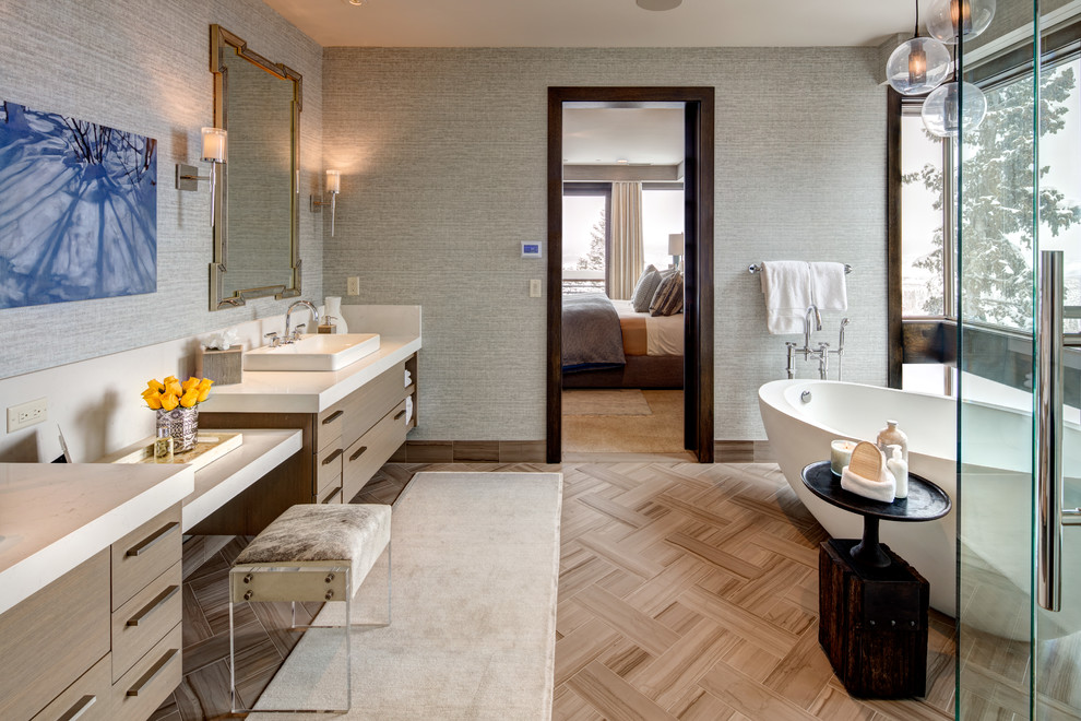 Geräumiges Modernes Badezimmer En Suite mit flächenbündigen Schrankfronten und beigen Schränken in Salt Lake City