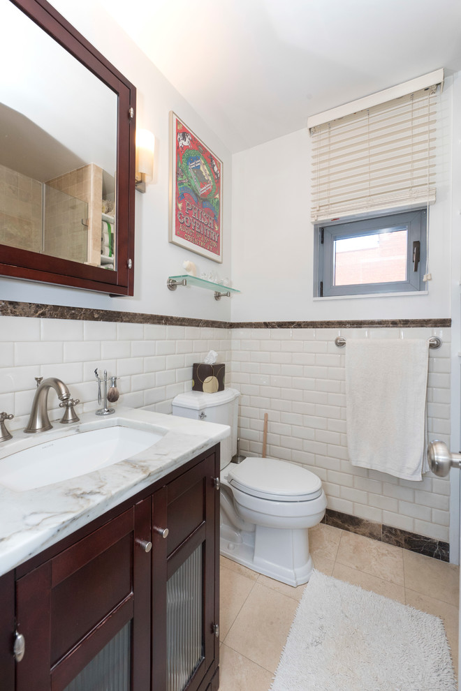 Idéer för att renovera ett litet vintage badrum med dusch, med släta luckor, skåp i mörkt trä, en öppen dusch, en toalettstol med hel cisternkåpa, stenkakel, vita väggar, marmorgolv, ett undermonterad handfat, marmorbänkskiva och ett badkar i en alkov